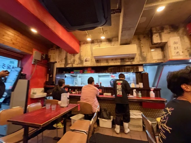 朝の本家第一旭たかばし本店の店内カウンター