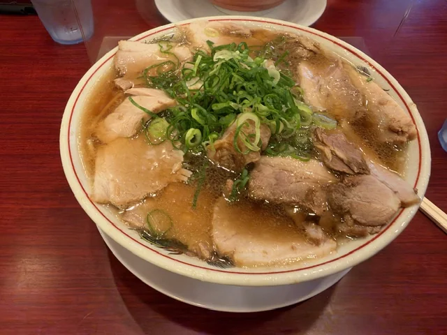 第一旭の特製ラーメン。チャーシューの上に九条ねぎ