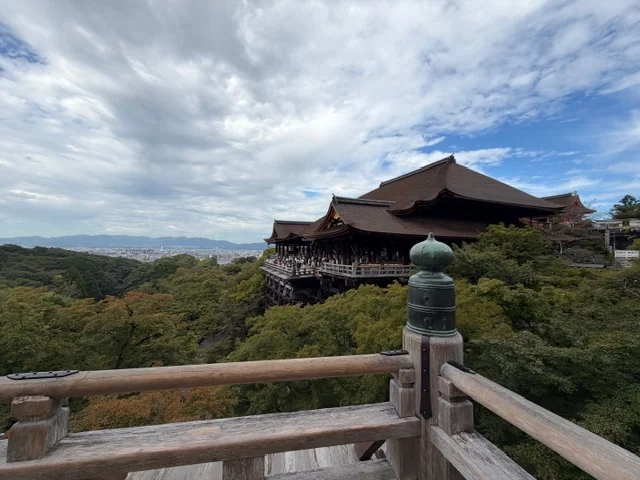 清水寺奥の院から見た本堂の舞台。遠景に京都タワー