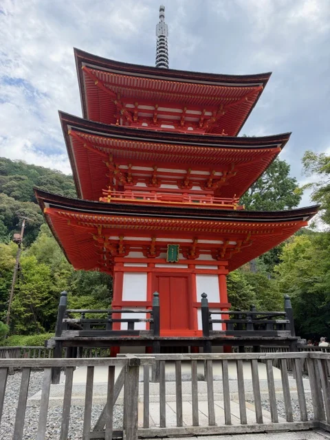 朝日を受ける清水寺の三重塔