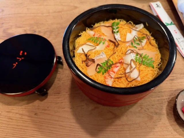 いづうの京ちらし。朱塗りの器に錦糸卵と具材