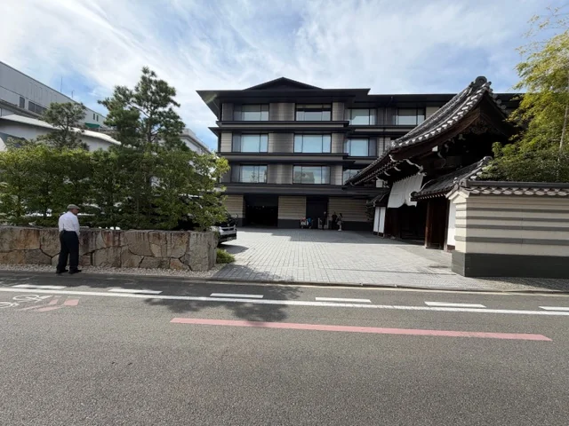 HOTEL THE MITSUI KYOTOの梶井宮門と本館外観