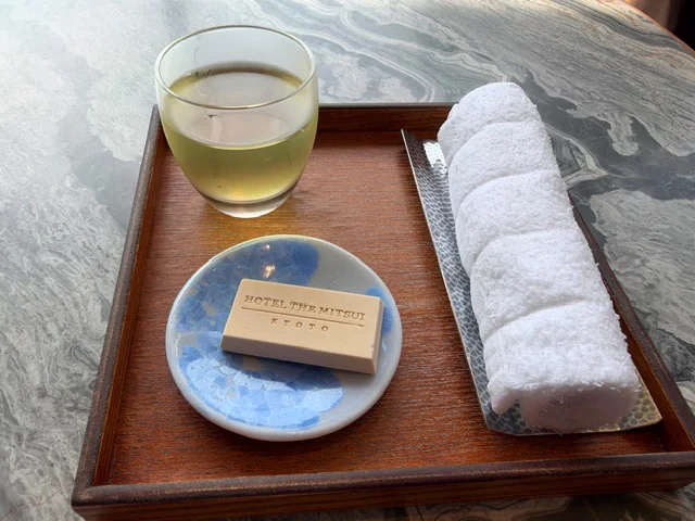 ホテルロゴ入りの干菓子と冷茶のウェルカムスイーツ